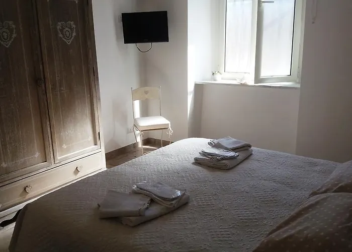 Bed and Breakfast Lady-b